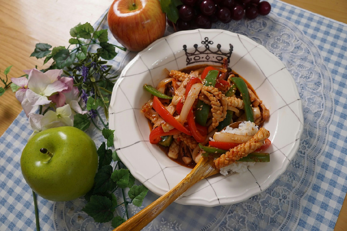 Calamari, pomodorini e olive: la padellata mediterranea che fa splendere ogni cena in 10 minuti